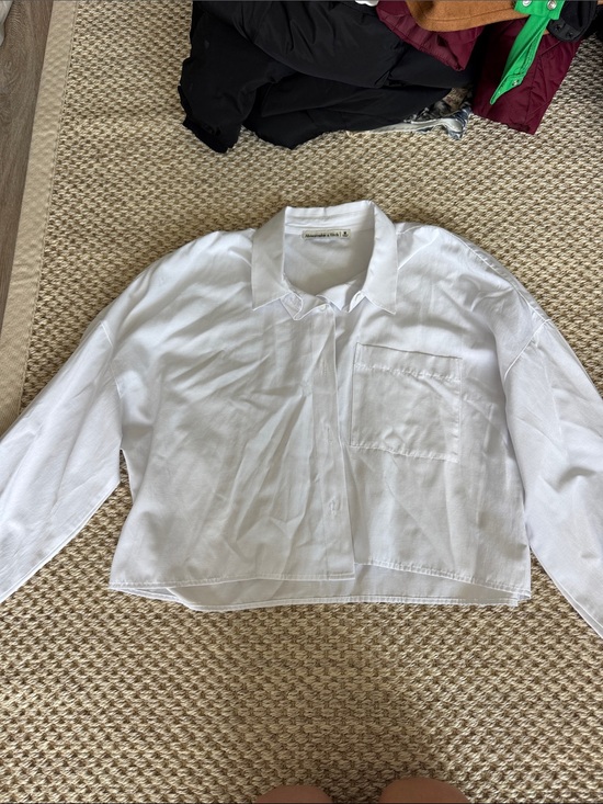 Abercrombie & Fitch Tops - Abercrombie & Fitch White Cropped Button-Up Shirt
